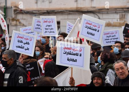 Tunisi, Tunisia. 14th Jan 2022. I dimostranti tengono la targhetta durante la dimostrazione. Le forze di polizia tunisine hanno usato gas lacrimogeni contro centinaia di manifestanti che avevano sfidato il divieto di riunificazione per protestare contro la presa del potere di luglio del presidente Kais Saied. Come il paese segna 11 anni dalla caduta del dittatore Zine El Abidine ben Ali. Credit: SOPA Images Limited/Alamy Live News Foto Stock