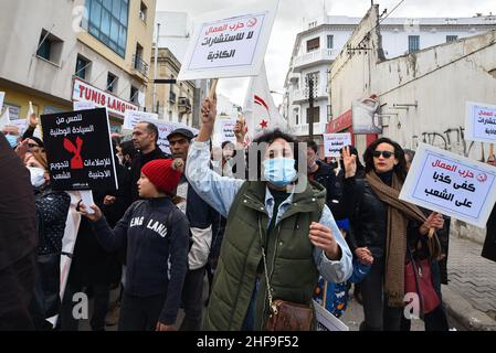 Tunisi, Tunisia. 14th Jan 2022. I dimostranti tengono la targhetta durante la dimostrazione. Le forze di polizia tunisine hanno usato gas lacrimogeni contro centinaia di manifestanti che avevano sfidato il divieto di riunificazione per protestare contro la presa del potere di luglio del presidente Kais Saied. Come il paese segna 11 anni dalla caduta del dittatore Zine El Abidine ben Ali. (Foto di Jdidi Wassim/SOPA Images/Sipa USA) Credit: Sipa USA/Alamy Live News Foto Stock