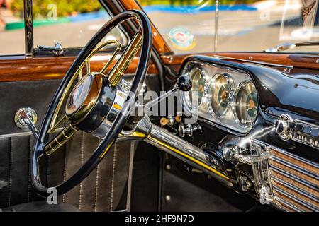 L'interno di una vettura 1951 Packard Limousine Classic include un cambio a colonna e un quadro strumenti a tre tasti, tutti rifiniti in cromo. Foto Stock