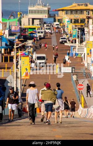 I turisti arrivano presto il sabato mattina al molo di Santa Monica. Prendere nota dei carrelli per la consegna. Foto Stock