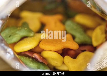 Primo piano di cracker di pesce d'oro multicolore nella borsa . Foto di alta qualità Foto Stock