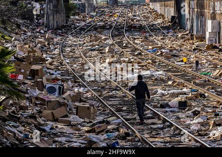 Los Angeles, Stati Uniti. 14th Jan 2022. Migliaia di pacchi UPS rubati sono in linea con le linee ferroviarie Union Pacific a East Los Angeles per almeno un miglio. I ladri stanno prendendo di mira i treni e svuotandoli mentre si siedono o si muovono lentamente attraverso la città. Molti dei pacchetti sono resi Amazon, molti dei quali contrassegnati per la consegna ai clienti della costa occidentale. 1/14/2022 Los Angeles, CA., USA (Photo by Ted Soqui/SIPA USA) Credit: Sipa USA/Alamy Live News Foto Stock