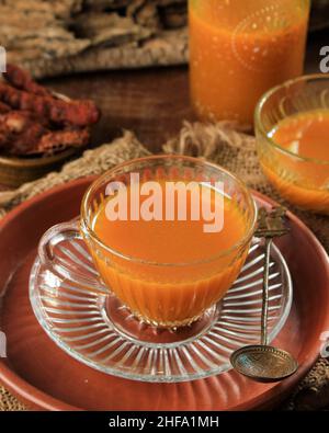 Jamu Kunyit Asam, tradizionale bevanda tonica alle erbe indonesiana. Realizzato con curcuma, Tamarind e zucchero di palma. Di solito servito per aumentare Imune Foto Stock