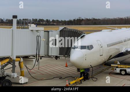 Preparazione dell'aeroplano prima del volo con l'aeroporto Foto Stock