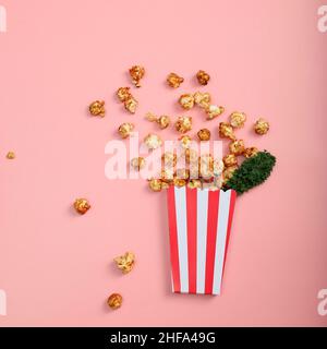 Vista dall'alto Kale Popcorn for Kids con concetto rosa, spazio di copia per il testo Foto Stock