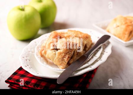 Pasta sfoglia intrecciata dolce isolata o pate feuilletee su sfondo bianco vista dall'alto. Pasta frolla fresca con marmellata in primo piano - Image Foto Stock