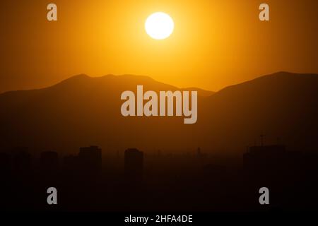 Santiago, Metropolitana, Cile. 14th Jan 2022. Il sole tramonta su Santiago, Cile. (Credit Image: © Matias Basualdo/ZUMA Press Wire) Credit: ZUMA Press, Inc./Alamy Live News Foto Stock