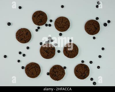 Vista dall'alto della collezione di biscotti al cioccolato su sfondo bianco. Foto Stock