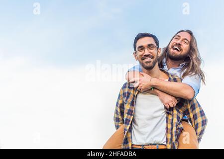 Un giovane uomo che porta il suo compagno sulla schiena Foto Stock