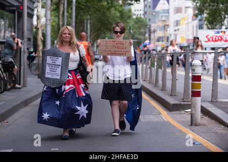 Melbourne, Australia, 15 gennaio 2022. Un paio di manifestanti uno con uno scudo e una bandiera australiana gonna marciare lungo Elizabeth Street durante una marcia di protesta pianificata organizzata dal gruppo di reclamare la linea che appone i mandati di vaccino e altre misure sanitarie portati da Stato e governi federali. Credit: Michael Currie/Speed Media/Alamy Live News Foto Stock