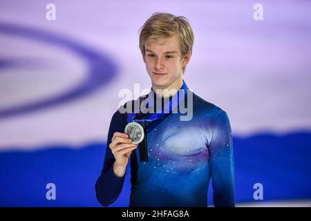 Tallinn, Estonia. 14th Jan 2022. Daniel Grassl in Italia si pone sul podio durante la cerimonia di premiazione per il concorso maschile dei Campionati europei di pattinaggio a figure ISU a Tallinn, Estonia, 14 gennaio 2022. Credit: Sergei Stepanov/Xinhua/Alamy Live News Foto Stock