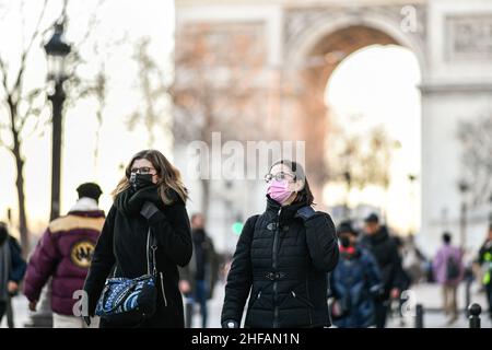 Parigi, Francia. 14th Jan 2022. L'illustrazione mostra che le persone indossano maschere per il viso come protezione contro Covid-19 vicino all'Arco di Trionfo a Parigi, Francia, il 14 gennaio 2022. Il tribunale amministrativo di Parigi ha sospeso, il 13th gennaio, il decreto prefetturale che rende obbligatorio indossare una maschera all'aperto a Parigi dal dicembre 31. Foto di Victor Joly/ABACAPRESS.COM Credit: Abaca Press/Alamy Live News Foto Stock