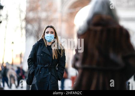 Parigi, Francia. 14th Jan 2022. L'illustrazione mostra che le persone indossano maschere per il viso come protezione contro Covid-19 vicino all'Arco di Trionfo a Parigi, Francia, il 14 gennaio 2022. Il tribunale amministrativo di Parigi ha sospeso, il 13th gennaio, il decreto prefetturale che rende obbligatorio indossare una maschera all'aperto a Parigi dal dicembre 31. Foto di Victor Joly/ABACAPRESS.COM Credit: Abaca Press/Alamy Live News Foto Stock