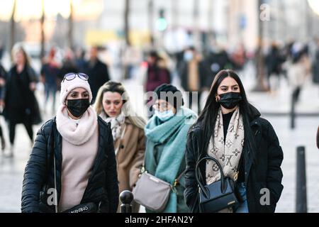 Parigi, Francia. 14th Jan 2022. L'illustrazione mostra che le persone indossano maschere per il viso come protezione contro Covid-19 vicino all'Arco di Trionfo a Parigi, Francia, il 14 gennaio 2022. Il tribunale amministrativo di Parigi ha sospeso, il 13th gennaio, il decreto prefetturale che rende obbligatorio indossare una maschera all'aperto a Parigi dal dicembre 31. Foto di Victor Joly/ABACAPRESS.COM Credit: Abaca Press/Alamy Live News Foto Stock