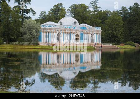 Vista dell'antico padiglione 'Grotta' sul Big Pond in un nuvoloso giorno di luglio. Catherine Park a Tsarskoye Selo. Dintorni di San Pietroburgo. Russia Foto Stock