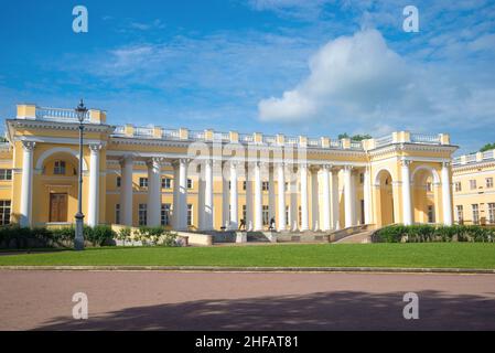 La parte centrale del Palazzo Alexander in un giorno di luglio soleggiato. Tsarskoye Selo (dintorni di San Pietroburgo). Russia Foto Stock