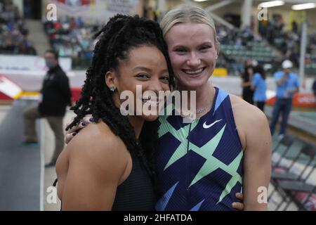 Kristen Brown (a sinistra) e Katie Nageotte posano durante l'UCS Spirit National Pole Vault Summit al Reno-Sparks Livestock Events Center, venerdì 14 gennaio 2022, a Reno, N° Foto Stock