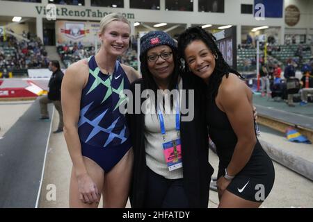 Katie Nageotte (a sinistra), Karen Locke (al centro) e Kristen Brown posano durante l'UCS Spirit National Pole Vault Summit al Reno-Sparks Livestock Event Foto Stock