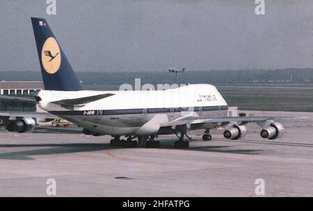 Lufthansa Boeing 747-130 D-ABYB tassando all'aeroporto di Dublino nel 1970s, Irlanda Foto Stock