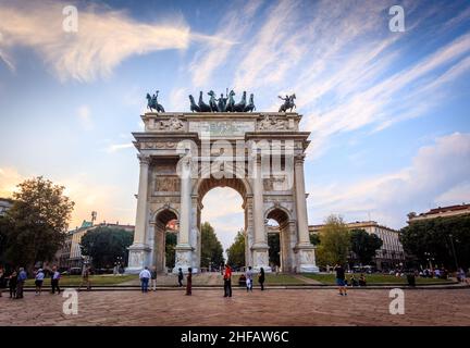 Porta Sempione, un Arco della Pace a Milano. La porta del 19th secolo si chiama Arco della Pace, sebbene le sue origini risalgono alle mura romane. Foto Stock