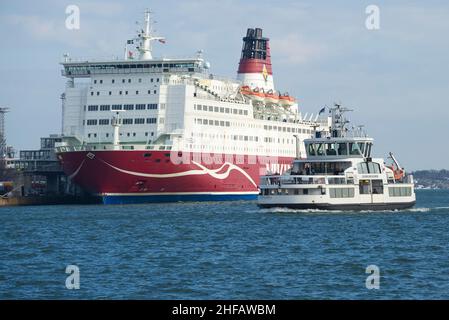 HELSINKI, FINLANDIA - 08 MARZO 2019: Un battello navetta passeggeri passa dal traghetto Mariella a South Harbor Foto Stock