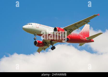 SAN PIETROBURGO, RUSSIA - 13 MAGGIO 2019: Aereo Airbus A319-112 'Anapa' (VP-BBT) delle compagnie aeree di Rossiya sul percorso di volo prima di atterrare a Pulkovo Foto Stock