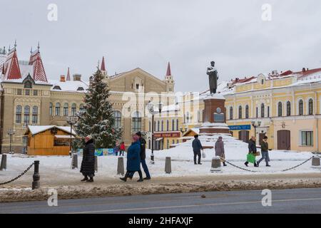 RYBINSK, RUSSIA - 03 GENNAIO 2021: Nuvoloso giorno di gennaio sulla Piazza Rossa Foto Stock