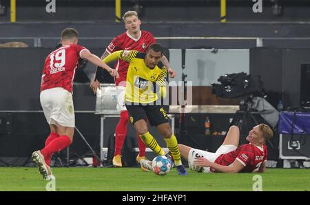 Dortmund, Germania. 14th Jan, 2022. Primo : 14th gennaio 2022, Fuvuball, 1st Bundesliga, stagione 2021/2022, BVB, Borussia Dortmund - SC Friburgo 5: 1 Donyell MALEN, BVB Versus HABERER and LIENHART/dpa/Alamy Live News Foto Stock