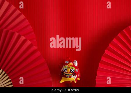 Nuovo anno cinese. Sfondo rosso astratto con ventola per carta manuale e tigre per la presentazione del prodotto. Foto Stock