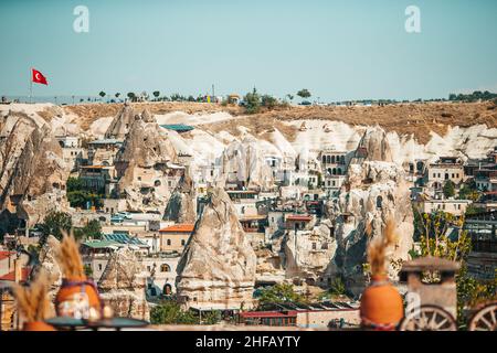 GOREME, TURCHIA - SETTEMBRE 18. 2021: Vista della città di Goreme con grotte in Cappadocia. Paesaggi favolosi delle montagne della Cappadocia Goreme, T. Foto Stock