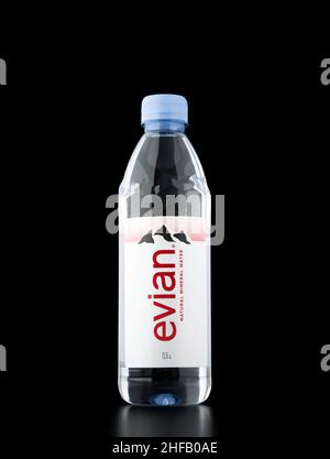 Acqua minerale naturale Evian su sfondo nero. Evian è una marca di acqua minerale proveniente da diverse fonti vicino Evian les Bains. 26.12.2021 Foto Stock