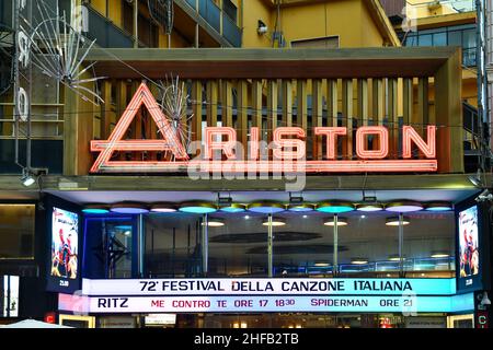 Esterno del Teatro Ariston nel centro di Sanremo, famoso per ospitare annualmente il Festival Italiano della canzone dal 1977, Imperia, Liguria, Italia Foto Stock