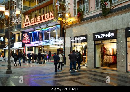 Esterno del Teatro Ariston nel centro di Sanremo, famoso per ospitare annualmente il Festival Italiano della canzone dal 1977, Imperia, Liguria, Italia Foto Stock