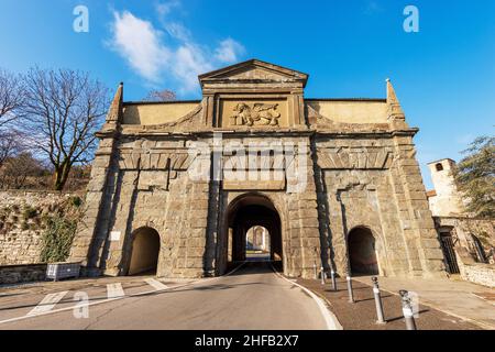 Porta di San Agostino (Sant'Agostino) e le mura circostanti (1561). Città vecchia di Bergamo con la statua del Leone alato di San Marco, Italia. Foto Stock
