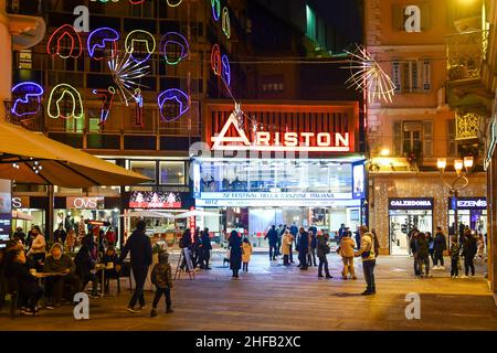 Esterno del Teatro Ariston nel centro di Sanremo, famoso per ospitare annualmente il Festival Italiano della canzone dal 1977, Imperia, Liguria, Italia Foto Stock