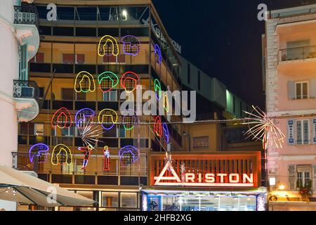 Esterno del Teatro Ariston nel centro di Sanremo, famoso per ospitare annualmente il Festival Italiano della canzone dal 1977, Imperia, Liguria, Italia Foto Stock