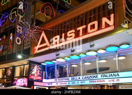 Esterno del Teatro Ariston nel centro di Sanremo, famoso per ospitare annualmente il Festival Italiano della canzone dal 1977, Imperia, Liguria, Italia Foto Stock
