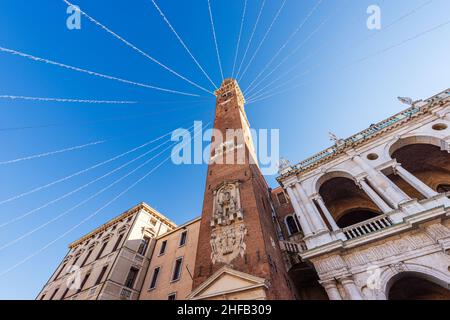 Vicenza, Basilica Palladiana, architetto Andrea Palladio in stile rinascimentale e l'antica Torre Civica o Torre dell'Orologio chiamata Torre Bissara, Italia. Foto Stock