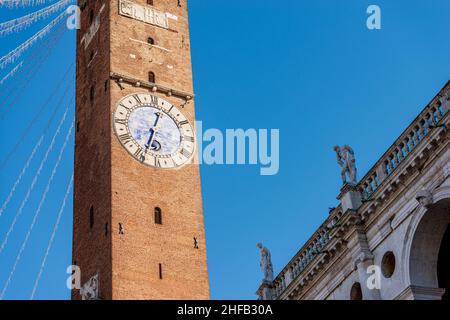 Vicenza, Basilica Palladiana, architetto Andrea Palladio in stile rinascimentale (1549-1614) e l'antica Torre Civica o Torre dell'Orologio, Veneto, Italia. Foto Stock