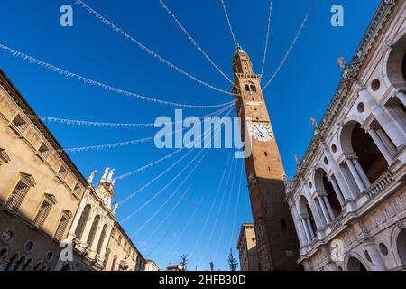 Vicenza, Basilica Palladiana, architetto Andrea Palladio in stile rinascimentale, Torre Civica (Torre Bissara), XII secolo, Chiesa di San Vincenzo, Italia. Foto Stock