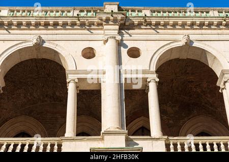 Centro di Vicenza, primo piano della Basilica Palladiana dall'architetto Andrea Palladio in stile rinascimentale, Piazza dei Signori, Veneto, Italia, Europa. Foto Stock