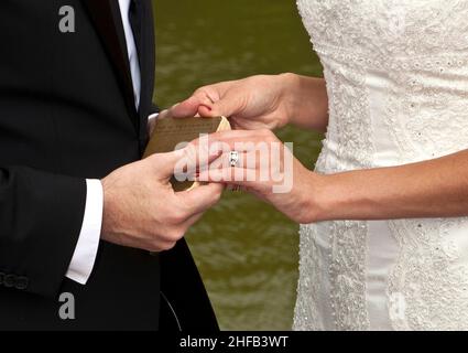 la coppia di nozze trasuda la lealtà di vita nella cerimonia di nozze Foto Stock