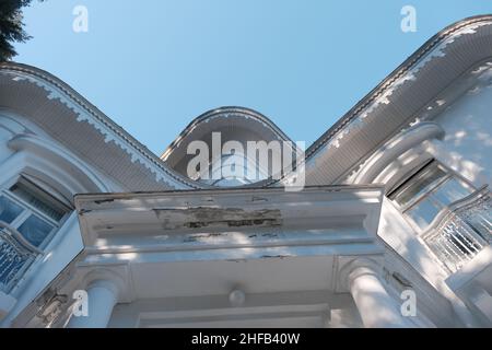 Foto ad angolo basso del padiglione di architettura ottomana, dettagli di architettura del Padiglione Ataturk a Trabzon il nome locale è Ataturk kosku Foto Stock