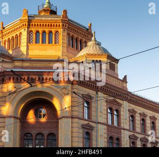 Kaiserliche Postfuhramt , una passeggiata in una fredda giornata invernale nel quartiere Mitte in Oranienburger Strasse a Berlino, Germania Foto Stock