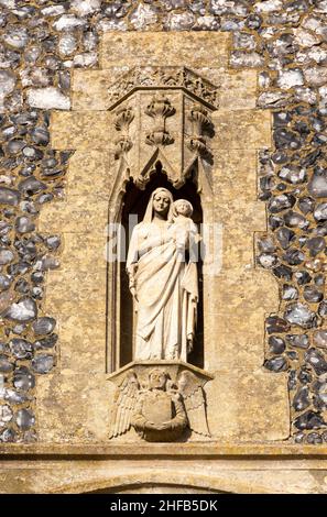 Statua di Maria e Gesù Cristo bambino in nicchia sopra il portico, Capel St Mary chiesa, Suffolk, Inghilterra, Regno Unito Foto Stock