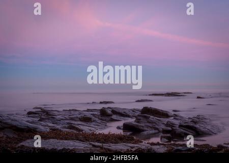 Tramonto su Browns Bay, Whitley Bay con la luna nel cielo Foto Stock