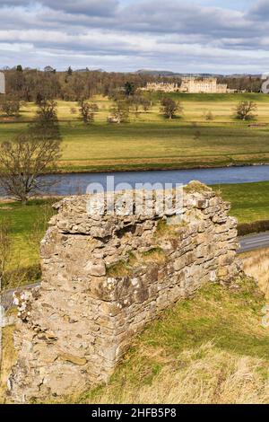 Floors Castello, sede del Duca di Roxburghe, visto dal tumulo e le mura in rovina del Castello di Roxburgh - vicino a Kelso, confini scozzesi. Foto Stock