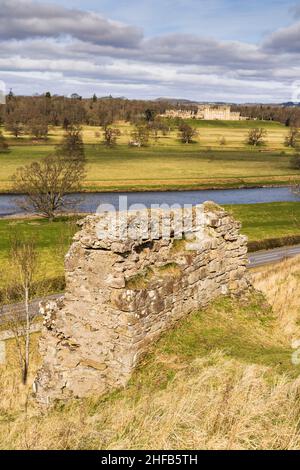 Floors Castello, sede del Duca di Roxburghe, visto dal tumulo e le mura in rovina del Castello di Roxburgh - vicino a Kelso, confini scozzesi. Foto Stock