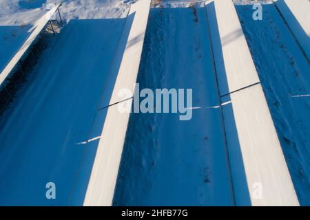 Antenna di pannelli solari ricoperti di neve. Bassa efficienza durante l'inverno nell'emisfero settentrionale. Foto Stock