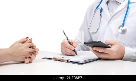 Medicina e concetto di assistenza sanitaria. Uomo medico e paziente seduto e parlare a visita medica, isolato su sfondo bianco. fi terapista Foto Stock